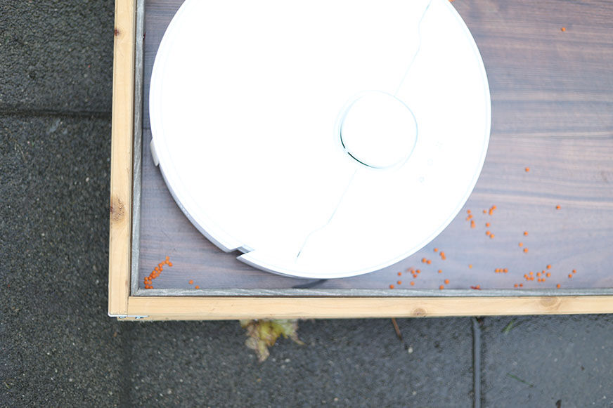 Der Dreame L10s Ultra reinigt in einer Ecke.